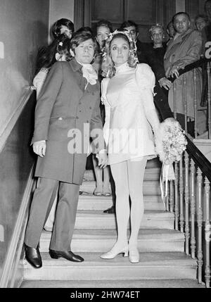 Hochzeit des polnischen Filmregisseurs Roman Polanski und seiner Braut, der amerikanischen Schauspielerin Sharon Tate, im Chelsea Register Office, London. Das Bild zeigt: Das frisch verheiratete Paar verlässt das Standesamt für ihren abendlichen Empfang im Londoner Playboy Club. 20.. Januar 1968. Stockfoto