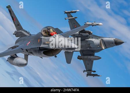 Bewaffnete Kampfflugzeuge während eines Luft-Foto-Shootings, türkische F-16s, NATO Baltic Air Policing Stockfoto