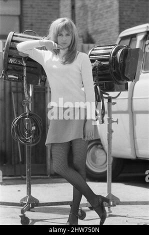 Schauspielerin Susan George, abgebildet auf dem Film, der während einer Drehpause in der Tooting High Street, London, gedreht wurde. Sie dreht in einem Pub namens The Castle. Susan George ist in diesen Bildern 17 Jahre alt und wird bald in dem 1969 erschienenen Film „All Neat in Black Strümpfe“, das am 14.. Mai 1968 aufgenommen wurde, erscheinen Stockfoto