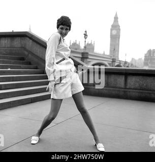 Ein Model trägt das Mary Quant Zipper Outfit, hier, bei der Themse in Westminster Bild aufgenommen am 30.. Januar 1967 Stockfoto