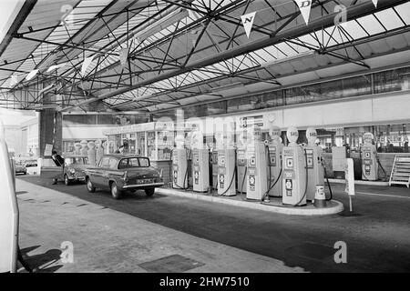 Tankstelle. West Midlands. 21.. Juni 1967. Stockfoto