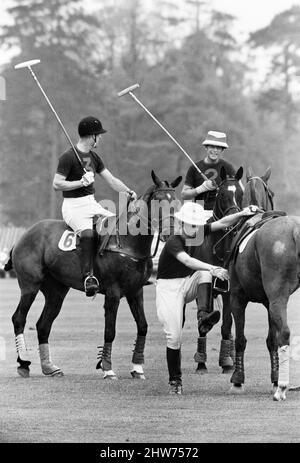 Combermere Cup Final Polo Spiel in Windsor gespielt.Windsor Park besiegte Lowood mit 6 Toren zu 4, um die Trophäe mit Hilfe von Prinz Charles und seinem Vater Prinz Philip zu gewinnen, die beide wichtige Tore während des Spiels erzielten. Prinz Philip teilt einen Witz mit einem Teamkollegen, möglicherweise auf Kosten seines Sohnes Prinz Charles, der gerade von seinem Pferd gekommen ist. 30.. April 1967. Stockfoto