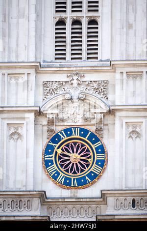 Einhändige georgianische Uhr an der Westfront der Westminster Abbey, der königlichen christlichen Kirche, die für die britischen Krönungen verwendet wurde, London, England. Stockfoto