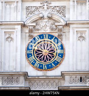 Einhändige georgianische Uhr an der Westfront der Westminster Abbey, der königlichen christlichen Kirche, die für die britischen Krönungen verwendet wurde, London, England. Stockfoto