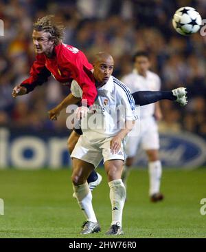 Datei-Foto vom 08-04-2003 von Manchester United's David Beckham kämpft mit Real Madrids Roberto Carlos. Der ehemalige brasilianische Verteidiger Roberto Carlos, der im Weltcup siegreich ist, bekommt heute einen Vorgeschmack auf den englischen Fußball der Sonntagsliga, nachdem er sich für Shrewsbury Side Bull in den Barne United anstellt. Ausgabedatum: Donnerstag, 4. März 2022. Stockfoto