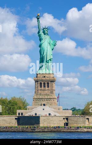 Freiheitsstatue New York Freiheitsstatue New York City Freiheitsstatue Island New york State usa vereinigte Staaten von amerika blauer Himmel weiße Wolken Stockfoto
