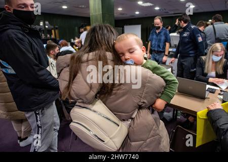 Hradec Kralove, Tschechische Republik. 04. März 2022. Das regionale Hilfszentrum für ukrainische Flüchtlinge im Kongresszentrum von Aldis in Hradec Kralove, Tschechien, am 4. März 2022. Die Ukrainer fliehen vor dem Krieg, nachdem die Ukraine von Russland angegriffen wurde. Flüchtlinge können die notwendigen Dokumente, einschließlich Krankenversicherung, arrangieren und erhalten im Zentrum humanitäre Grundhilfe. Außerdem werden die Mitarbeiter des Arbeitsamtes vor Ort sein, um ihnen Ratschläge zu geben. Quelle: David Tanecek/CTK Photo/Alamy Live News Stockfoto