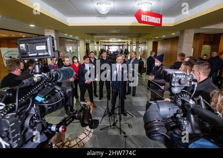 Hradec Kralove, Tschechische Republik. 04. März 2022. Premierminister Petr Fiala (ODS) hält eine Pressekonferenz, als er am 4. März 2022 das regionale Hilfszentrum für ukrainische Flüchtlinge im Kongresszentrum von Aldis in Hradec Kralove, Tschechien, besuchte. Die Ukrainer fliehen vor dem Krieg, nachdem die Ukraine von Russland angegriffen wurde. Flüchtlinge können die notwendigen Dokumente, einschließlich Krankenversicherung, arrangieren und erhalten im Zentrum humanitäre Grundhilfe. Außerdem werden die Mitarbeiter des Arbeitsamtes vor Ort sein, um ihnen Ratschläge zu geben. Quelle: David Tanecek/CTK Photo/Alamy Live News Stockfoto