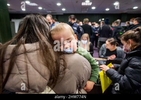 Hradec Kralove, Tschechische Republik. 04. März 2022. Das regionale Hilfszentrum für ukrainische Flüchtlinge im Kongresszentrum von Aldis in Hradec Kralove, Tschechien, am 4. März 2022. Die Ukrainer fliehen vor dem Krieg, nachdem die Ukraine von Russland angegriffen wurde. Flüchtlinge können die notwendigen Dokumente, einschließlich Krankenversicherung, arrangieren und erhalten im Zentrum humanitäre Grundhilfe. Außerdem werden die Mitarbeiter des Arbeitsamtes vor Ort sein, um ihnen Ratschläge zu geben. Quelle: David Tanecek/CTK Photo/Alamy Live News Stockfoto