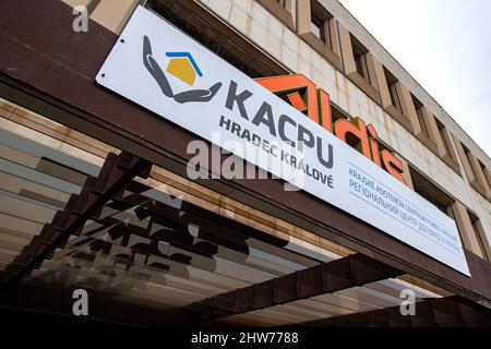 Hradec Kralove, Tschechische Republik. 04. März 2022. Das regionale Hilfszentrum für ukrainische Flüchtlinge im Kongresszentrum von Aldis in Hradec Kralove, Tschechien, am 4. März 2022. Die Ukrainer fliehen vor dem Krieg, nachdem die Ukraine von Russland angegriffen wurde. Flüchtlinge können die notwendigen Dokumente, einschließlich Krankenversicherung, arrangieren und erhalten im Zentrum humanitäre Grundhilfe. Außerdem werden die Mitarbeiter des Arbeitsamtes vor Ort sein, um ihnen Ratschläge zu geben. Quelle: David Tanecek/CTK Photo/Alamy Live News Stockfoto