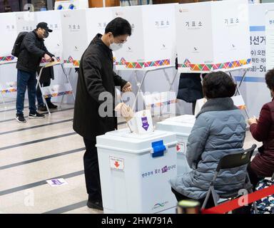 Seoul, Südkorea. 4. März 2022. Ein Mann gibt bei den Präsidentschaftswahlen in einem Wahllokal in Seoul, Südkorea, am 4. März 2022 seine Stimme ab. Am Freitag vor dem Wahltag am 9. März begann eine vorgezogene Abstimmung für die Präsidentschaftswahlen in Südkorea. Kredit: James Lee/Xinhua/Alamy Live Nachrichten Stockfoto