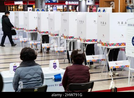 Seoul, Südkorea. 4. März 2022. Die Wähler nehmen an den Präsidentschaftswahlen in einem Wahllokal in Seoul, Südkorea, am 4. März 2022 Teil. Am Freitag vor dem Wahltag am 9. März begann eine vorgezogene Abstimmung für die Präsidentschaftswahlen in Südkorea. Kredit: James Lee/Xinhua/Alamy Live Nachrichten Stockfoto