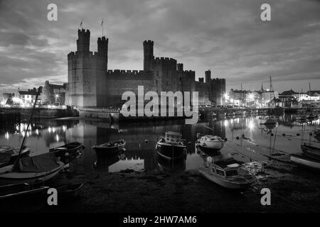 Schwarz-Weiß-Landschaft mittelalterliche Festung Caernarfon Castle Gwynedd Wales Großbritannien kopieren Raumboote auf dem Fluss Seiont Stockfoto