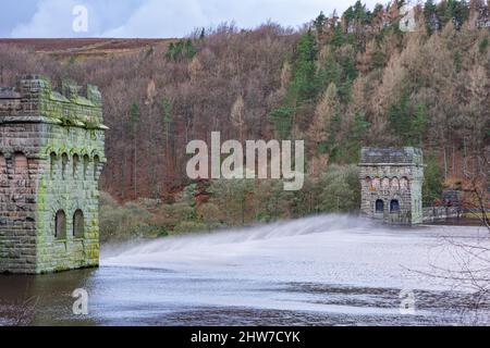 Das Upper Derwent Valley Derbyshire, Howden Dam Towers Und Water Spray Stockfoto