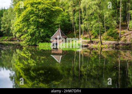 Boothaus von Loch Dunmore im Faskally Forest bei Pitlochry in Perthshire, Schottland, Großbritannien Stockfoto