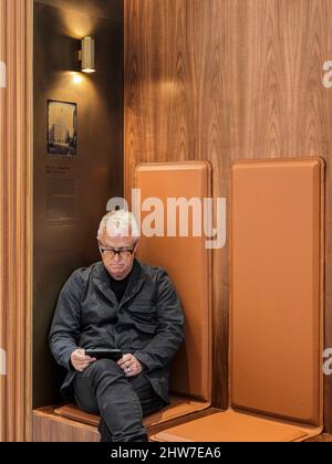 Sitzgelegenheiten in der Lobby. 44 Martin Place, Sydney, Australien. Architekt: Hassell, 2022. Stockfoto