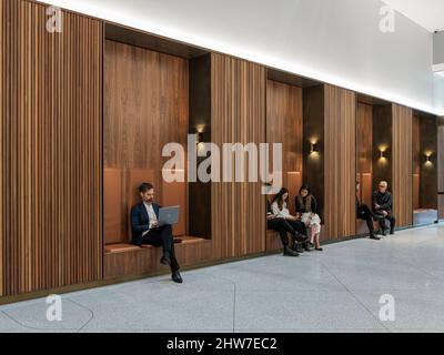 Sitzgelegenheiten in der Lobby. 44 Martin Place, Sydney, Australien. Architekt: Hassell, 2022. Stockfoto