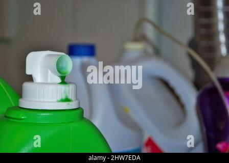 Nahaufnahme der Wäsche Waschmittel Weichspüler Bleichmittel und Trockner Blätter In einer Waschküche im Keller Stockfoto