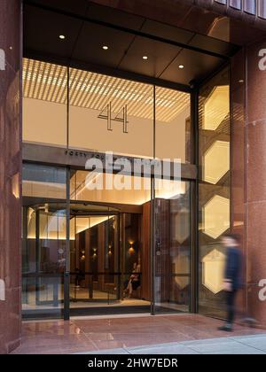 Straßeneingang mit traditionellen Tafeln. 44 Martin Place, Sydney, Australien. Architekt: Hassell, 2022. Stockfoto