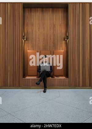 Sitzgelegenheiten in der Lobby. 44 Martin Place, Sydney, Australien. Architekt: Hassell, 2022. Stockfoto