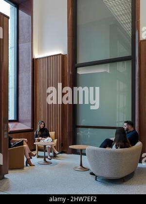 Sitzbereich in der Lobby. 44 Martin Place, Sydney, Australien. Architekt: Hassell, 2022. Stockfoto