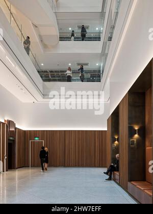 Lobby und Atrium. 44 Martin Place, Sydney, Australien. Architekt: Hassell, 2022. Stockfoto