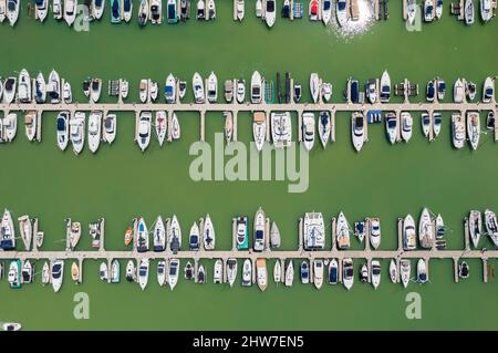 Luftaufnahme von oben nach unten von Booten und Yachten in einer Marina Stockfoto