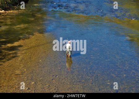 Nicht erkennbarer alter Mann, der im kleinen Fluss Gatlinburg Tennessee fischt Stockfoto