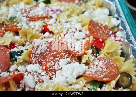 Nahaufnahme von italienischem Nudelsalat bei einem Picknick Stockfoto