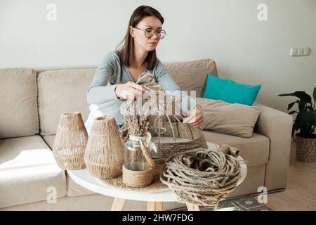 Frau macht handgemachte diy Lampe aus Jute Seil Stockfoto