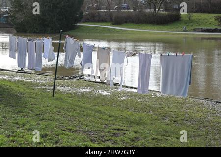 Hängewäsche am Ufer der Trave in der Altstadt der Hansestadt Lübeck, Deutschland, Kopierraum, ausgewählter Fokus, enge Tiefe von Stockfoto