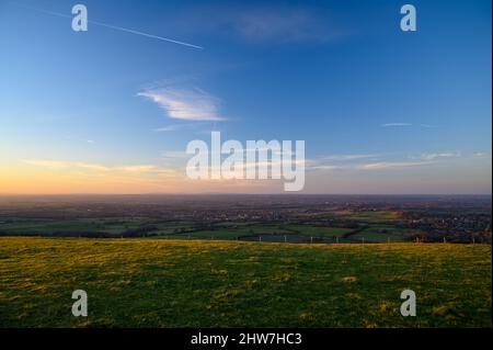 Blick nach Norden über die Sussex-Landschaft von der Spitze der South Downs westlich von Ditchling Beacon in East Sussex, England. Stockfoto