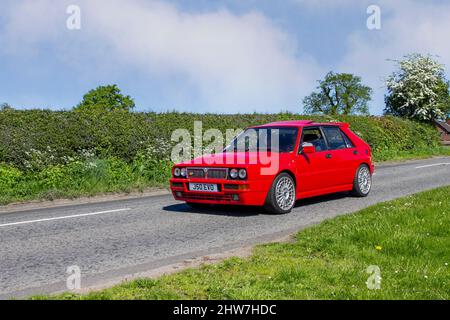 1992 90s Neunzigers Red Lancia Delta HF Integrale 1995cc petrol 4D auf dem Weg zur Capesthorne Hall classic May Car Show, Ceshire, UK Stockfoto