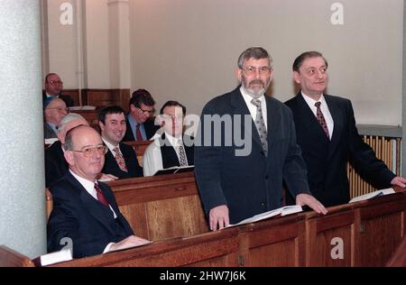 Der Oberrabbiner Jonathan Sacks war Ehrengast für die Aufnahme der letzten Briefe in eine neue Sefer-Torah in der Synagoge der hebräischen Kongregation Singers Hill am Sonntag, dem 15. März 1998. Mitglieder der Gemeinde sowie der Oberrabbiner fügten jeweils einen einzigen Brief hinzu. Stockfoto