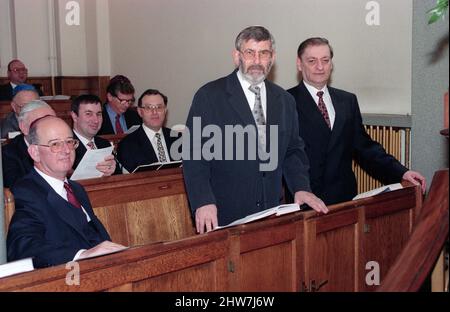 Der Oberrabbiner Jonathan Sacks war Ehrengast für die Aufnahme der letzten Briefe in eine neue Sefer-Torah in der Synagoge der hebräischen Kongregation Singers Hill am Sonntag, dem 15. März 1998. Mitglieder der Gemeinde sowie der Oberrabbiner fügten jeweils einen einzigen Brief hinzu. Stockfoto