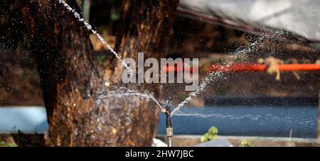 Wassersprühgerät Wasser wird gesprüht. Auf unscharfen Hintergründen Stockfoto