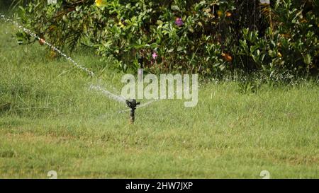 Wassersprühgerät Wasser wird gesprüht. Auf unscharfen Hintergründen Stockfoto