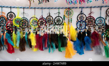 Quito, Pichincha, Ecuador - Februar 26 2022: Gruppe von bunten Traumfängern mit Federn von Hand von indigenen Ecuadorianern zum Verkauf in einem Stockfoto