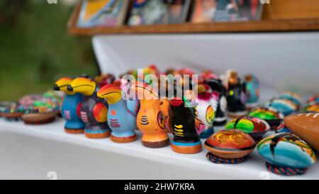 Quito, Pichincha, Ecuador - Februar 26 2022: Gruppe von mehrfarbigen Keramik-Tukanen, die von indigenen Ecuadorianern in Handarbeit hergestellt und in einem Kunsthandwerksstempel verkauft werden Stockfoto