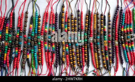 Quito, Pichincha, Ecuador - Februar 26 2022: Gruppe von mehrfarbigen Armbändern, die von indigenen Ecuadorianern in Handarbeit hergestellt werden und auf einem Kunsthandwerksmarkt verkauft werden Stockfoto