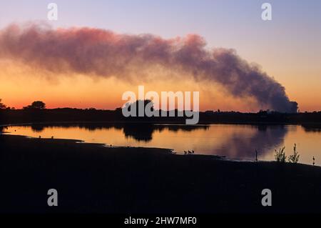 World Trade Center Feuerbrand nach 9 / 11 Angriff fotografiert von Jamaica Bay National Wildlife Refuge Stockfoto