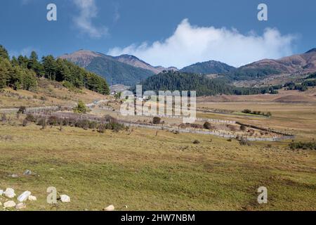 Phobjikha, Bhutan. Tal Szenen, Ackerland und Siedlungen. Stockfoto