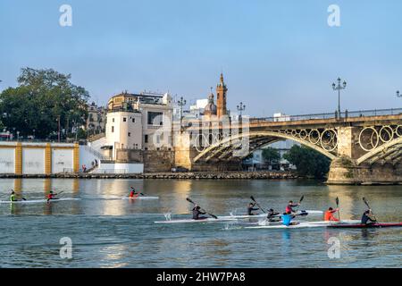 Kajaks auf dem Fluss Guadalquivir an der Brücke Puente de Isabel II, Sevilla, Andalusien, Spanien | Kajaks auf dem Guadalquivir-Fluss an der Puente d Stockfoto