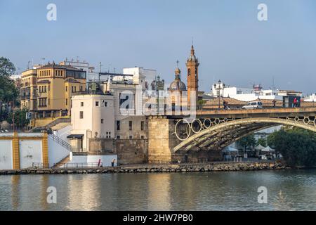 Brücke Puente de Isabel II über den Fluss Guadalquivir und die Capilla Virgen del Carmen, Sevilla, Andalusien, Spanien | Brücke Puente de Isabel II Stockfoto