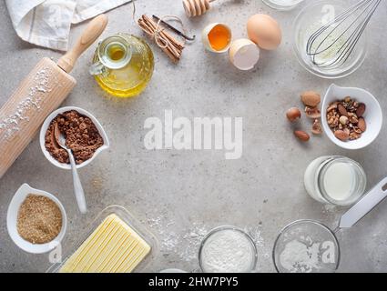 Backen und Kochen Zutaten und Werkzeuge mit Mehleiern Nudelbutterzucker. Kopierbereich Der Oberen Ansicht Stockfoto