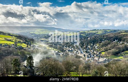 Gartenbrand an einem sonnigen Frühlingstag in Holmfirth, West Yorkshire. Holmfirth ist eine kleine Marktstadt am Fuße der Pennines Stockfoto