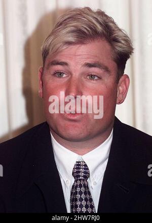 Datei-Foto vom 09-12-1998 des australischen Cricketers Shane Warne steht heute bei einer Pressekonferenz im Adelaide Oval den Medien gegenüber. Der ehemalige australische Cricketspieler Shane Warne ist im Alter von 52 Jahren gestorben, teilte seine Managementfirma MPC Entertainment in einer Erklärung mit. Ausgabedatum: Freitag, 4. März 2022. Stockfoto