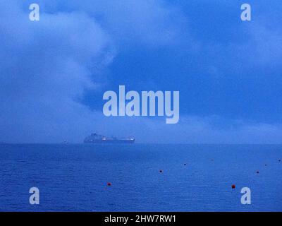 Sheerness, Kent, Großbritannien. 4. März 2022. Dem russischen LNG-Schiff „Boris Vilkitsky“ wurde heute der Zugang zur Isle of Grain-LNG-Anlage von National Grid verweigert, nachdem die Hafenarbeiter sich geweigert hatten, es zu entladen. [DATEI-FOTO von Boris Vilkitsky, der Sheerness während eines Gewitters im Juni 2021 am Horizont vorbeifährt, nachdem er Getreide-Flüssiggas hinterlassen hat]. Kredit: James Bell/Alamy Live Nachrichten Stockfoto