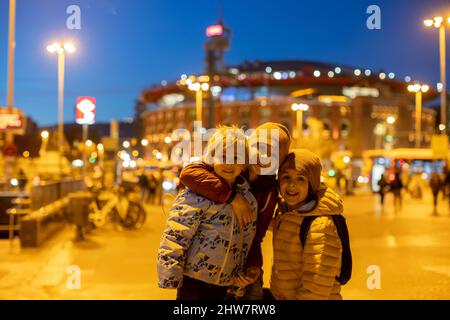 Kinder, Geschwister, die bei Sonnenuntergang vor den Bullring-Arenen stehen Stockfoto