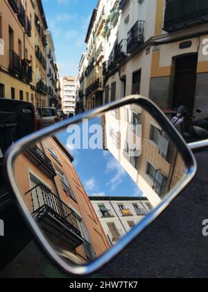 Nahaufnahme einer Reflexion auf einem Autofenster in Madrid, Spanien Stockfoto